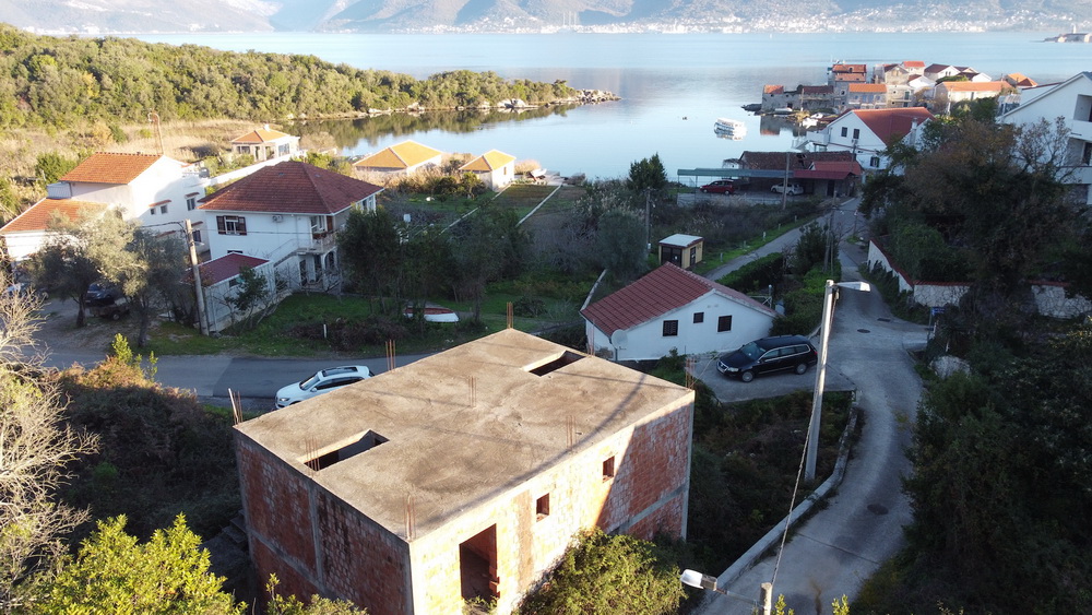 You are currently viewing An unfinished house for sale in Krasici