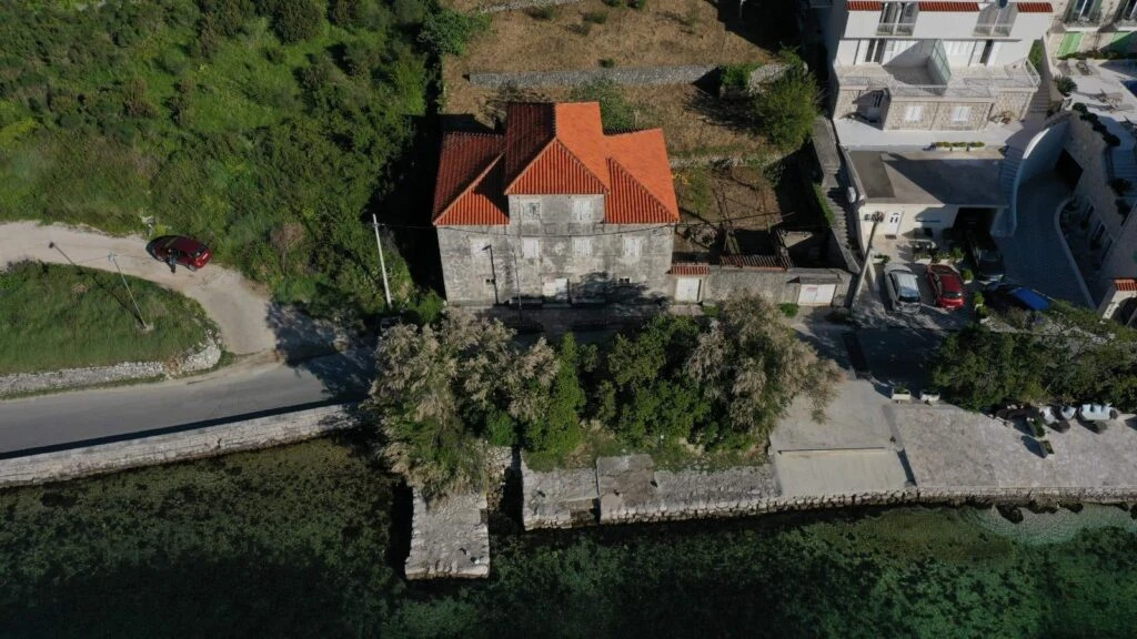 Autentična kamena kuća na velikom placu u Prčanju. Retka prilika na prvoj liniji mora.