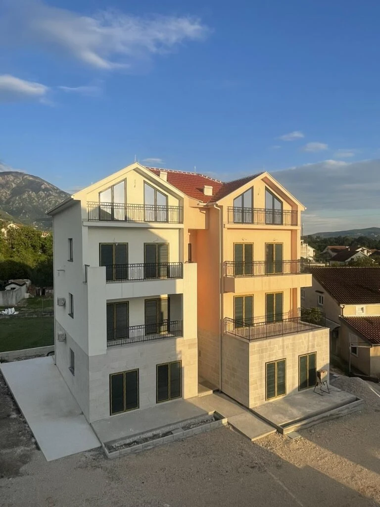 Modern apartments in a quiet area of Mrcevac, Tivat – areas from 49 to 78 m2