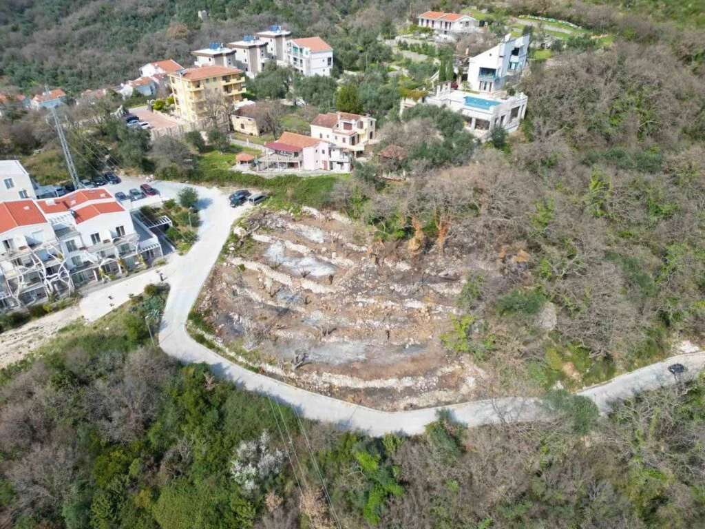 Plac površine 735 m2 u prelepom Pržnu. Dozvoljena gradnja do 406 m2