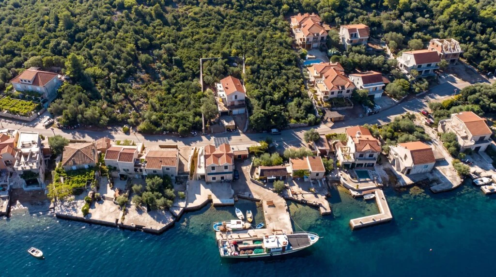 Development Land in Đuraševići with 2,568.51 m2 of Urbanized Land